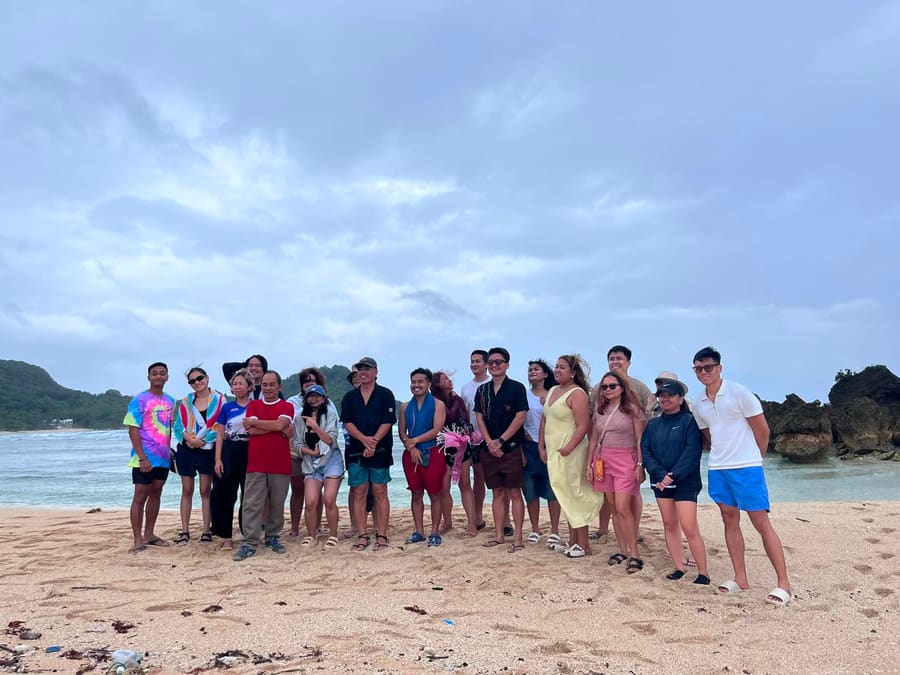 Guests on a Papagabs island hopping tour